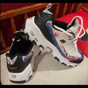 Sketcher tennis shoes